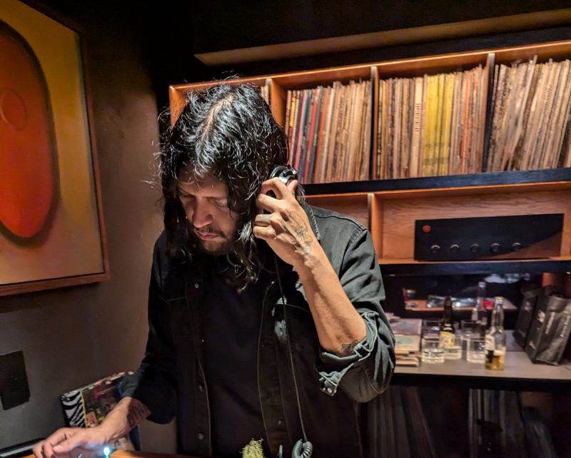 Carlos René: Color de caramelo