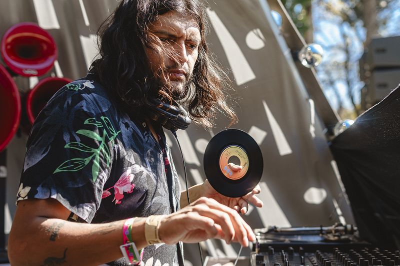 Carlos René: Menudo time - '50s -'70s food-inspired Latin music