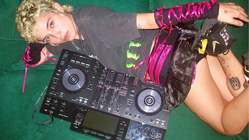 Intearnetradio w/ LYZZA & NORA