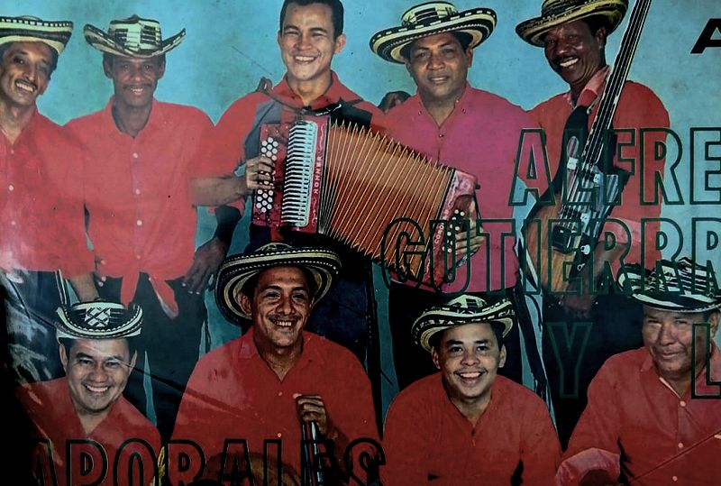 Carlos René: Hace un mes que no te veo, Colombian cumbia, charanga & vallenato, vol. 3